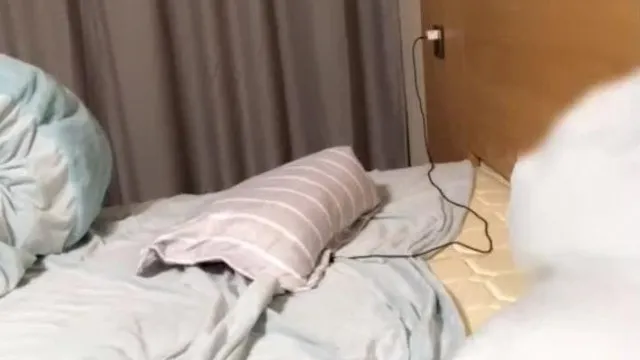 样子猥琐的排骨瘦男东江大酒店约明星颜值的京都外围女激情啪啪多体位无套抽插完美露脸超漂亮高清完整版1