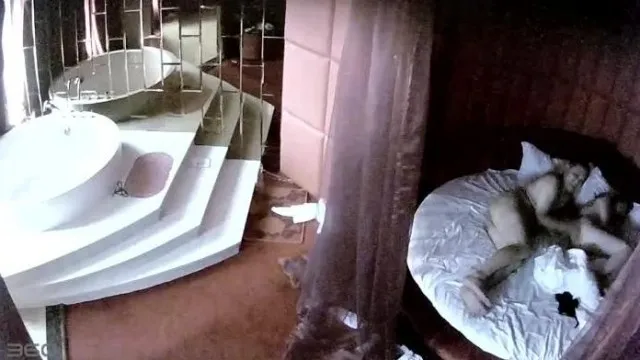 Hôtel salle ouverte herbe jeune homme 1