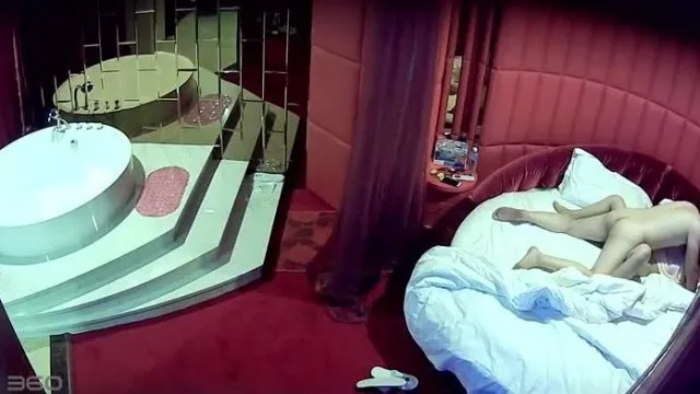 啪啪非常会玩的一对还不时拿手机出来自拍一下1