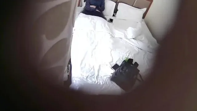 酒店偷拍度假的小情侣玩一会电脑再激情做爱女友的逼毛很性感诱人很有撸点