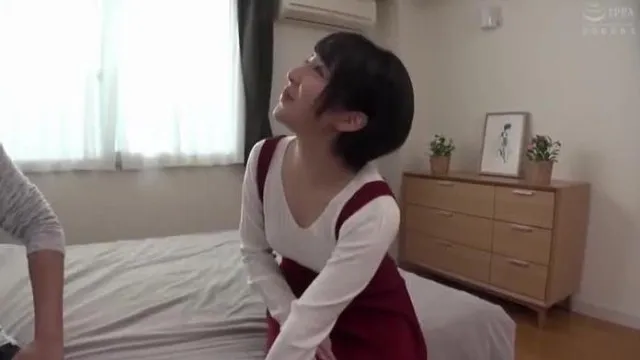 Un amateur complet ! Une belle et naïve fille d'une zone rurale qui vient de déménager à Tokyo est consultée au sujet de préoccupations sérieuses propres aux garçons. Il m'a gentiment consulté, alors je me suis laissé emporter et je l'ai laissé coucher avec moi, et j'ai joui.