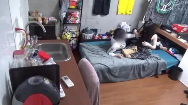 La actriz AV Yuno Asada () quien fue traída por un amigo durante su video secreto sexual fuera de servicio.