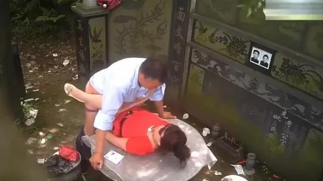 古墓嫖妓心慌慌时尚大姐全身红彤彤挡煞气连小包包和内裤都