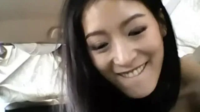 眼鏡哥把車蓋上遮陽罩後讓老婆在裡面玩電擊2完整版!電的