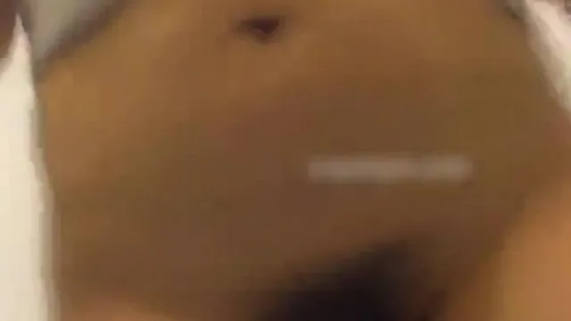 江苏美女主播在川流不息的商场往自己逼里塞跳蛋开震动直播