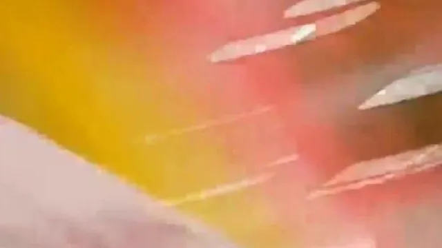 Una chica genial vende cosas en el mostrador de tabaco y alcohol del centro comercial mientras transmite en vivo, lo que trae muchos beneficios.