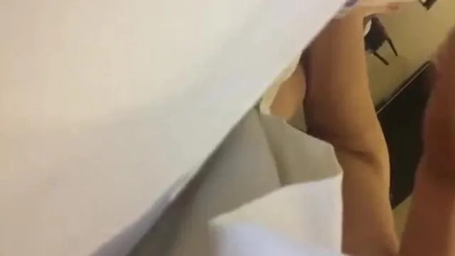 Un viejo jefe de departamento algo poderoso tuvo sexo con su amante en un hotel mientras respiraba pesadamente y se la follaba