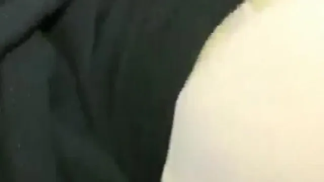 变态哥套路两个工厂妹子回家喝酒下药灌倒一块干苗条妹子药