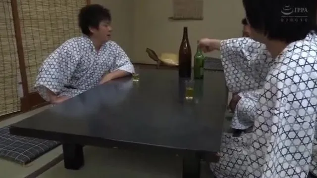 居酒屋で働く美脚ギャルバイトを勤務中に黒スト痴漢で何度もイカせてみたところ…