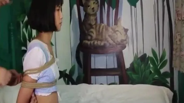 阿木作品二次元妹子捆绑体验！挣扎扭动吊缚玩弄丝袜美腿_
