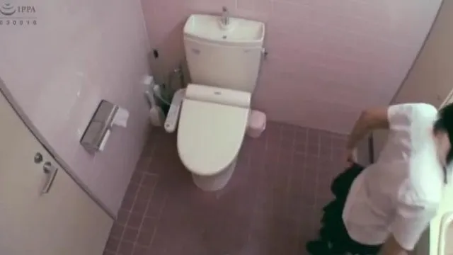 隠し撮り 激カワ女子○生の潮吹きトイレオナニー傑作選