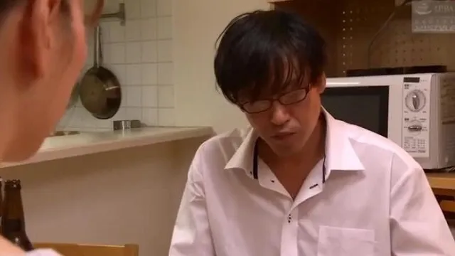Esposa del jefe y subordinado - El cuerpo blanco de la esposa lamió cada centímetro - Ayano Kato