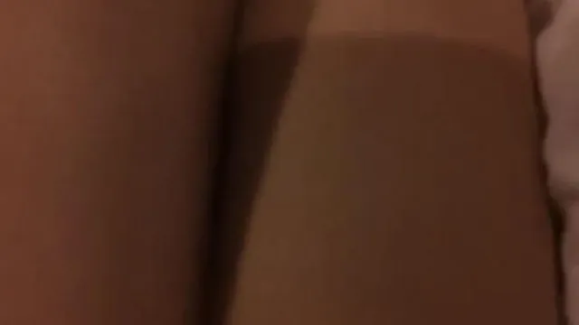 同事喝多了躺在酒店床上任我随便摸，随便拍
