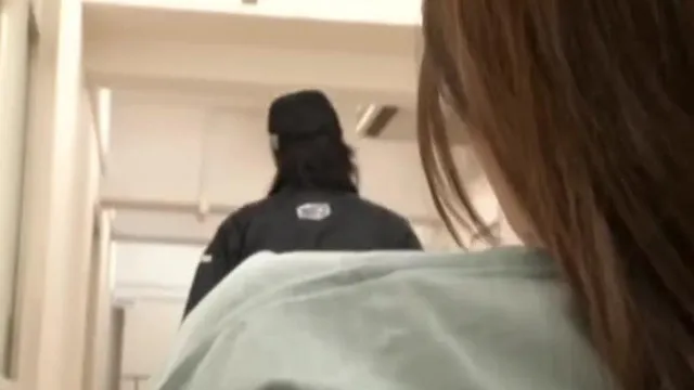 Exame de saúde uma vez por ano. Uma funcionária séria que se sente incapaz de falar porque os colegas estão ao seu lado.