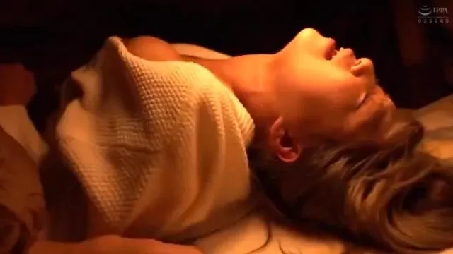 ¡No soporto la parte inferior del cuerpo indefensa dentro del kotatsu y gastarle bromas! A pesar de su apariencia llamativa, una chica se preocupa por su entorno y reprime su voz en agonía.