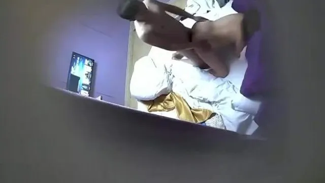 [Foto secreta do hotel] Quando entrei em um quarto com minha colega sexy, ela sacudiu a cama até o chão