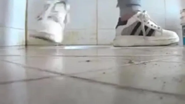 【厕所偷拍】双机位厕拍看起来都很开心