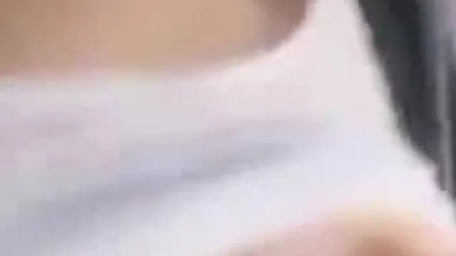 【国产】出脸可爱大学生主播在寝室开直播乳房饱满挺又大BB用手刺激几下就出水有撸点