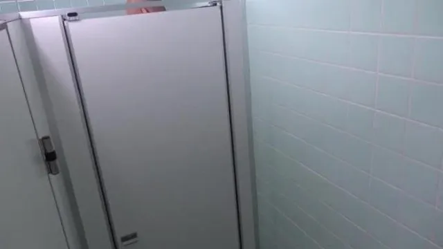 Oficinistas que llaman al hombre con el que están en el baño comunitario y se corren inmediatamente