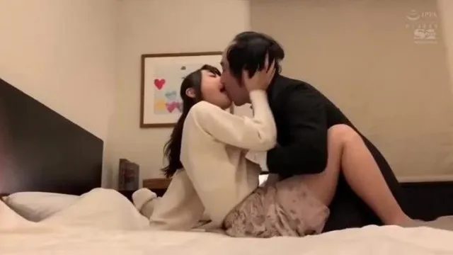 Uma linda garota que é ativa com seu pai hoje faz sexo com seu pai favorito de meia-idade e também com sua vagina pegajosa e grossa, Hiyori Yoshioka