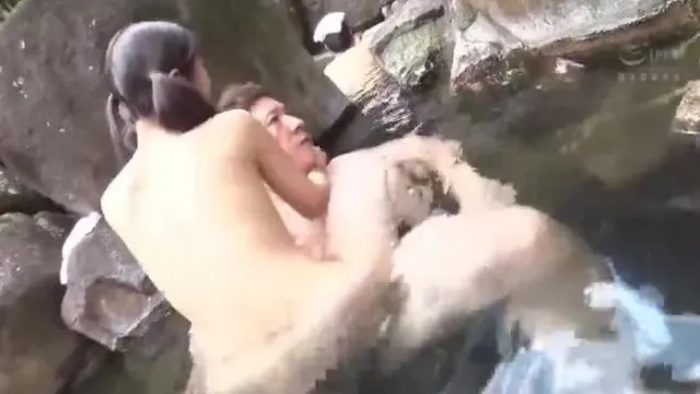 Dos zorras que conocí en el baño de hombres. De repente me obligaron a tener sexo con la lengua, no pude resistirme y eyaculé repetidamente.