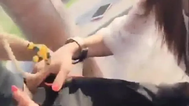 Lótus dourado de três polegadas Yu'er tem um caso no parque, lambe os pés e faz sexo versão completa 2 em 1