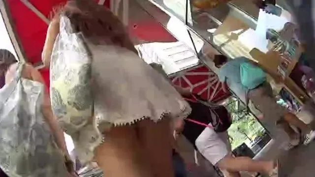 Série de fotos espontâneas de saia inferior: A melhor garota estrangeira vai às compras sem calcinha. Sua bunda redonda e empinada é tão sedutora.