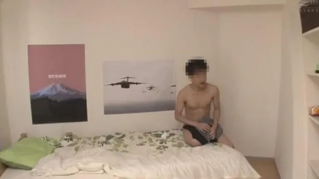 ボクの家のドアの前でキレイなお隣さんがまさかの大量お漏らし！？気まずい雰囲気だけど、鍵がないと言うので仕方なくボクの部屋に…！とりあえず着替えを貸そうとし