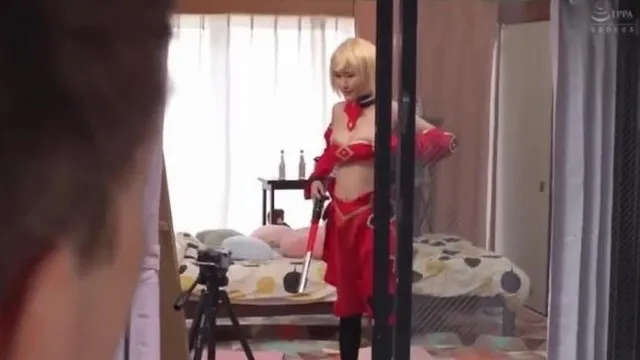 向かいの部屋の美少女コスプレイヤーをこっそり覗いていると視線に気づかずSNS映えするエロ撮影をし始め！？