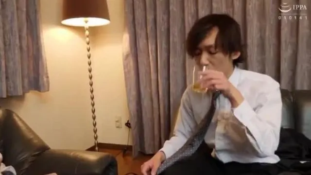 戴绿帽子的乳房NTR 我骄傲的巨乳妻子被我的朋友若月美菜揉搓并中出