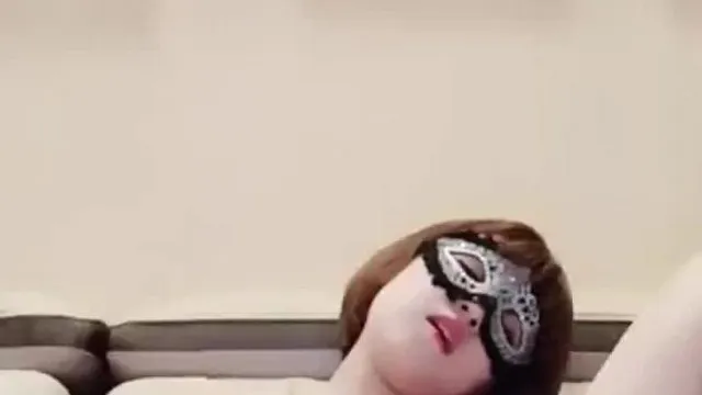 短发巨乳美女主播独自在家浴室洗澡直播