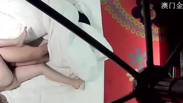 5301-情趣酒店逼毛很性感的美女被猥琐男侧入尻逼射逼