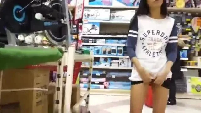 騷妹子來到玩具反斗城
