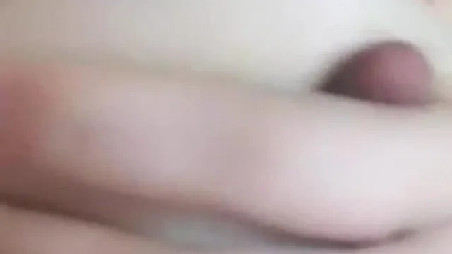 长发妹子脱光光全裸诱惑椅子上漏逼逼