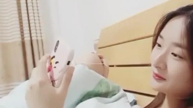 颜值不输女星的白皙性感美女宾馆被男友手嘴齐上玩的兴奋不