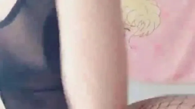 Une belle jeune femme portant des bas résille et un vibromasseur la pénètre vigoureusement et gicle lourdement
