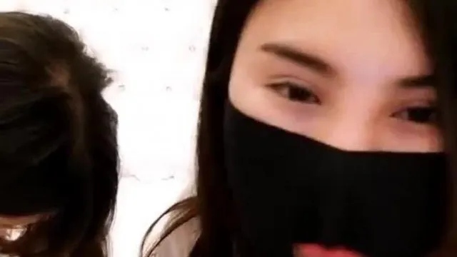 Deux jeunes femmes salopes s'exhibent avec de faux pénis, une chatte et des fesses vibrantes