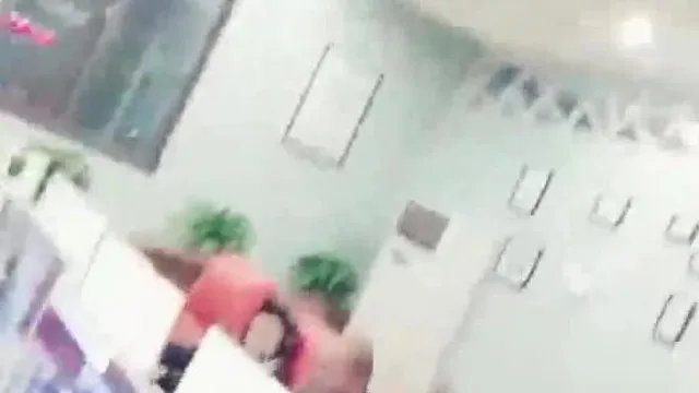 A jovem beldade pós-anos 2000 bebeu uma grande bebida em um cibercafé e ficou com Ele.me, que estava navegando na Internet para pedir comida para viagem.