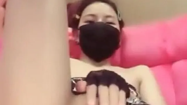 口罩妹子敷黃瓜面膜順便用黃瓜自慰摩擦逼逼出水還很粉..