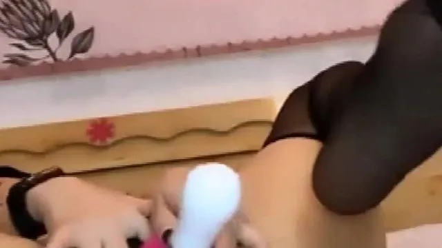 毛毛较多胸前纹身妹子性感黑丝振动棒抽插自慰