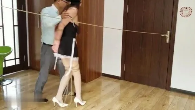 捆绑调教颜值不错嫩模丝袜女仆装