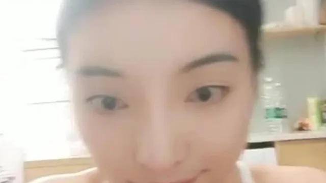 高颜值气质美女穿着透明薄纱情趣内衣慢慢脱掉搔首弄姿十分