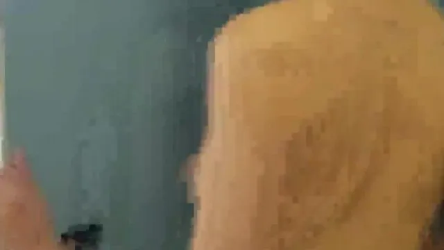 【网曝门事件】藝術 游離繁華都市的靈魂 短髮妹全裸行走於商圈教學樓車站天橋