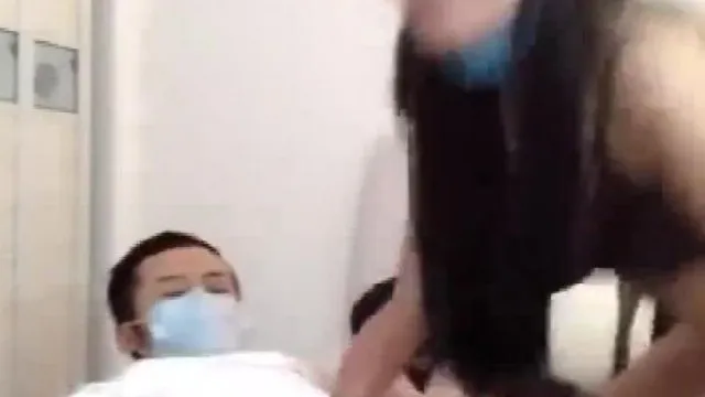 Una joven regordeta y hermosa usa ropa interior sexy y tiene relaciones sexuales con su pareja sexual, y no queda satisfecha después de tener relaciones sexuales.