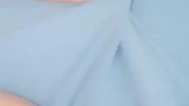 Uma menina muito jovem expôs o rosto e foi tocada pelo namorado. Ela foi exposta ao sexo oral e tocada com um dilatador.