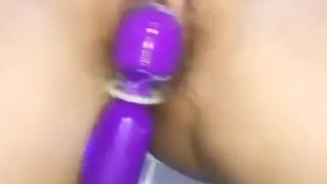La fille aux gros seins et aux boucles d'oreilles a des relations sexuelles avec deux personnes. Elle jouit une fois et devient dure, puis la baise fort et la chevauche par derrière en gémissant et en haletant.