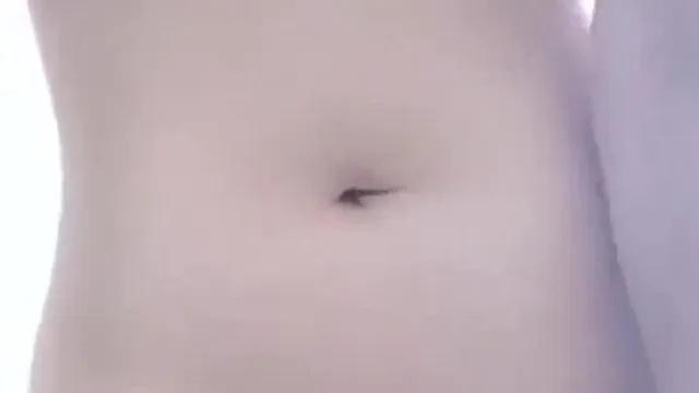 La jeune femme de 98k est excitée juste après son réveil. Elle est très passionnée par le fait de sucer ses seins et de se doigter la chatte.