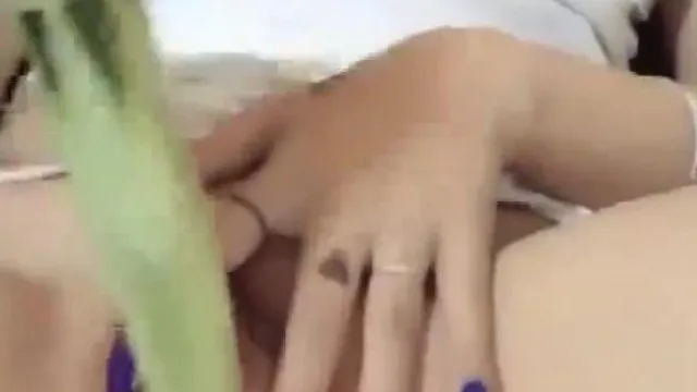 苗条身材美乳妹子自慰秀.椅子上掰开逼逼黄瓜抽插微毛还挺