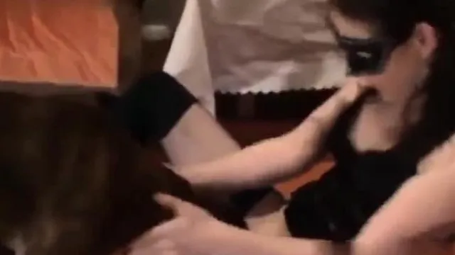 开明的老年女友在她的同伴记录下来的时候被野兽撞了