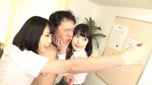 Irmãs masoquistas que adoram urinar treinam seus homens masoquistas para mijar muito Seiran Igarashi Yua Nanami